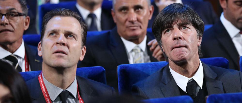 Die Vorfreude im Blick. Bundestrainer Löw (r.) nahm die Auslosung mit der gewohnten Gelassenheit zur Kenntnis.