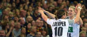 Deutschlands Spielerinnen Anna Loerper (l) und Lone Fischer freuen sich über die Führung im Spiel.