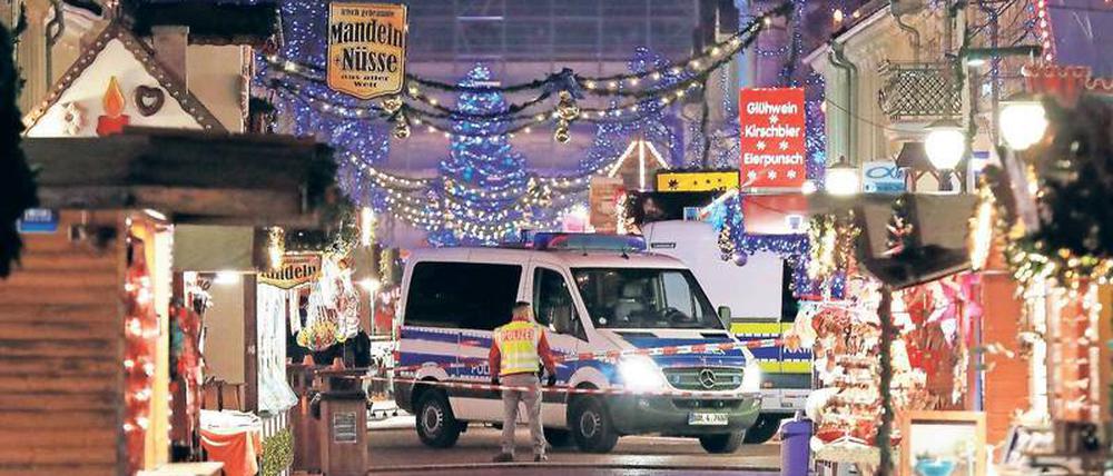 Ein Teil des Potsdamer Weihnachtsmarkts musste nach dem Paketfund von der Polizei gesichert werden.