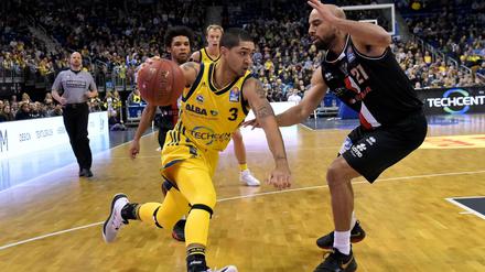 Albas Peyton Siva zieht an Jamar Abrams von Gießen vorbei.