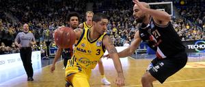Albas Peyton Siva zieht an Jamar Abrams von Gießen vorbei.