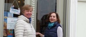 Carola Fußwinkel (links) und ihre Verlegerin, Vanessa Arend-Martin, am Eingang ihres Buchladens in Teltow.