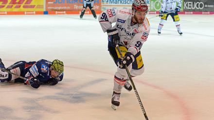 Constantin Braun feierte sein Saisondebüt im Trikot der Eisbären.