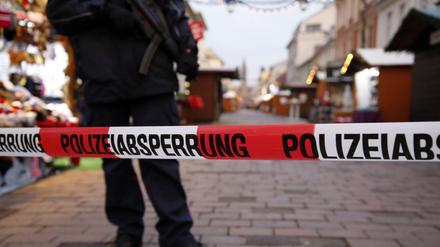 Der Weihnachtsmarkt in der Brandenburger Straße wurde am Freitag teilweise geräumt.
