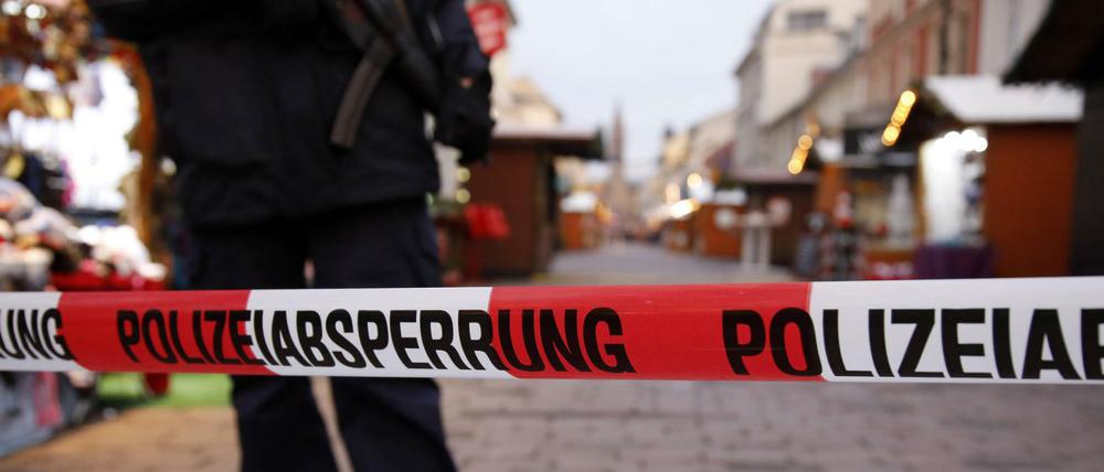 Der Weihnachtsmarkt in der Brandenburger Straße wurde am Freitag teilweise geräumt.