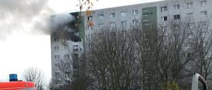 Flammen schlagen aus mehreren Etagen des 10-Geschossers.
