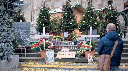 An der Gedächtniskirche. Der Weihnachtsmarkt ist schon eröffnet. Dort wird auch der Opfer vom 19. Dezember 2016 mit Blumen und Kreuzen gedacht. 