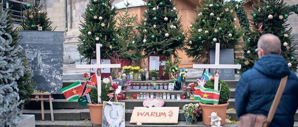 An der Gedächtniskirche. Der Weihnachtsmarkt ist schon eröffnet. Dort wird auch der Opfer vom 19. Dezember 2016 mit Blumen und Kreuzen gedacht. 
