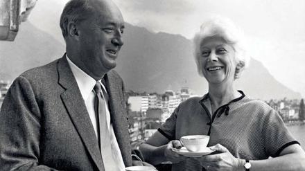 Das Ehepaar Nabokov auf dem Balkon eines Genfer Hotels.
