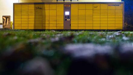 Die DHL-Packstation an der Kantstraße Ecke Roseggerstraße in Potsdam (Brandenburg), in der die Paketbombe aufgegeben wurde.
