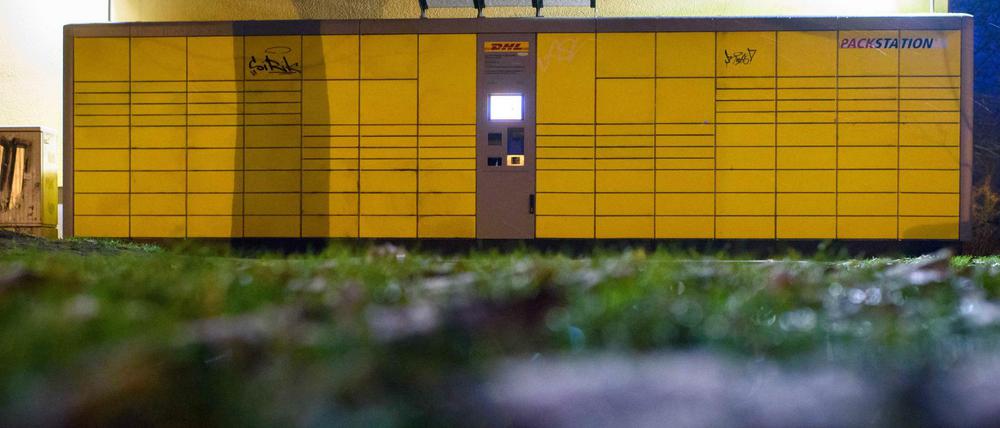 Die DHL-Packstation an der Kantstraße Ecke Roseggerstraße in Potsdam (Brandenburg), in der die Paketbombe aufgegeben wurde.