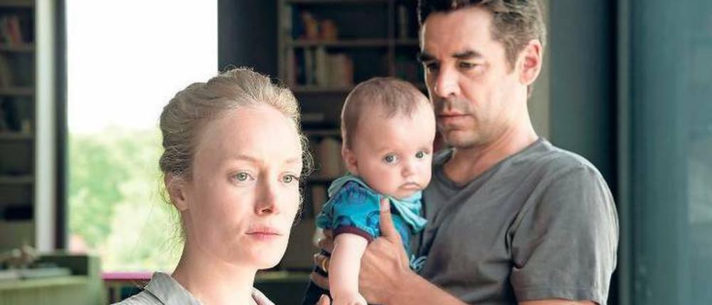 Bestes für mein Kind? Sabine (Katharina Heyer) und Robert Hallmann (Tobias Oertel) sind froh, ihren Sohn nach der Entführung (vorerst) wieder in den Armen zu halten.
