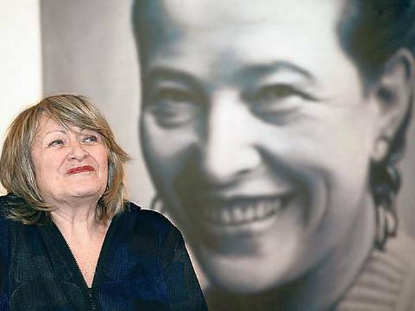 Bilder eines kämpferischen Lebens. Alice Schwarzer 2008 vor einem Foto von Simone de Beauvoir.