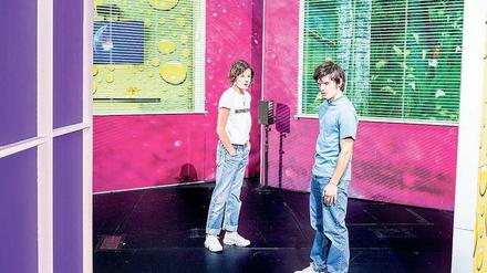 Alles dreht sich. Suzan Boogaert und Thomas Wodianka kreiseln in der Volksbühne durch keimfreie Kulissen.