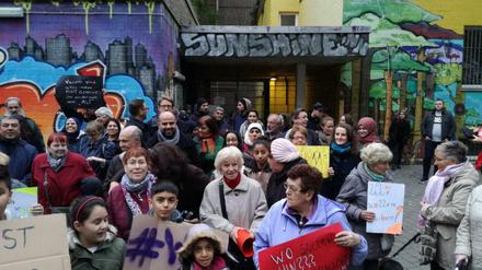 Anfang November protestierten Anwohner gegen die Kündigung des Jugendclubs und des Familienzentrums in der Weißen Siedlung in Neukölln.