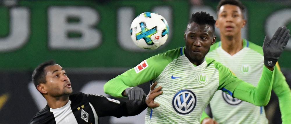 Wolfsburgs Josuha Guilavogui (r) und Gladbachs Raffael kämpfen um den Ball.