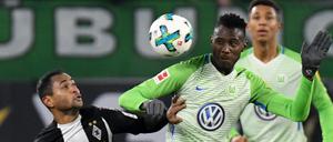 Wolfsburgs Josuha Guilavogui (r) und Gladbachs Raffael kämpfen um den Ball. 