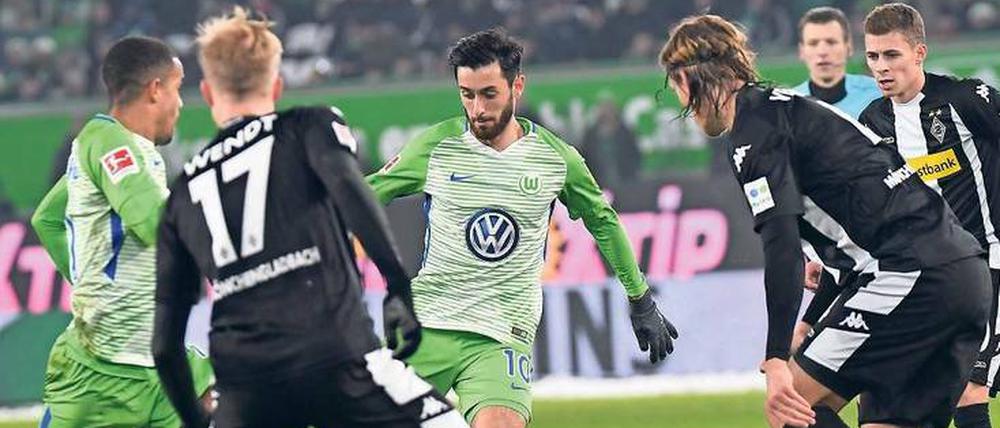 Einen Weg gibt es immer. Wolfsburgs Yunus Malli (Mitte) beschäftigt seine Gladbacher Gegenspieler. 