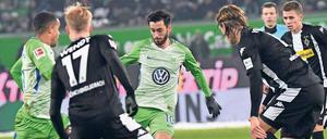 Einen Weg gibt es immer. Wolfsburgs Yunus Malli (Mitte) beschäftigt seine Gladbacher Gegenspieler. 