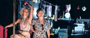 Duo infernale. Linda Pöppel als Tochter, Barbara Schnitzler als Mutter. 