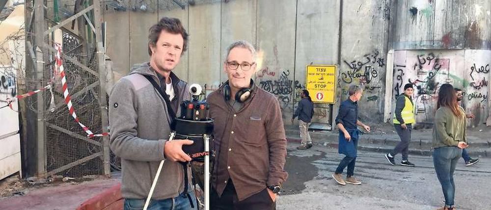Knallharter Alltag. Dani Levy (r.) und Kameramann Filip Zumbrunn an der Sperrmauer in Ost-Jerusalem.