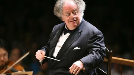 Archiv - James Levine, damaliger Musikdirektor des Boston Symphony Orchestra, aufgenommen am 07.07.2006 in Lenox (USA). Die Metropolitan Oper in New York läßt eigenen Angaben nach Vorwürfe jahrelanger sexueller Übergriffe ihres Star-Dirigenten James Levine offiziell untersuchen.(zu dpa «Metropolitan Oper untersucht schwere Vorwürfe gegen James Levine» vom 03.12.2017) Foto: Michael Dwyer/AP/dpa +++(c) dpa - Bildfunk+++