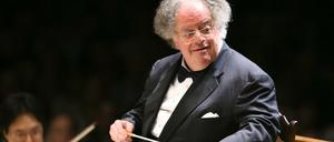 Archiv - James Levine, damaliger Musikdirektor des Boston Symphony Orchestra, aufgenommen am 07.07.2006 in Lenox (USA). Die Metropolitan Oper in New York läßt eigenen Angaben nach Vorwürfe jahrelanger sexueller Übergriffe ihres Star-Dirigenten James Levine offiziell untersuchen.(zu dpa «Metropolitan Oper untersucht schwere Vorwürfe gegen James Levine» vom 03.12.2017) Foto: Michael Dwyer/AP/dpa +++(c) dpa - Bildfunk+++