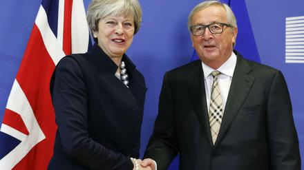 Die britische Regierungschefin May und EU-Kommissionspräsident Juncker am Montag in Brüssel.