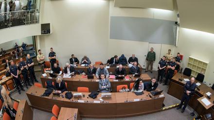 Ein voller Gerichtssaal auch am Dienstag in München. Ganz rechts sitzt Beate Zschäpe neben ihrem Anwalt.