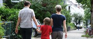 Lesbisches Paar mit Adoptivkind.