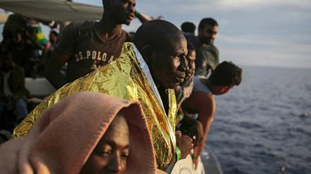 Flüchtlinge auf einem Rettungsschiff der spanischen NGO "ProActiva Open Arms".