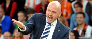 Wie ihn die Berliner Basketball-Fans liebten: Ein wild gestikulierender Sasa Obradovic mit Alba-Krawatte.