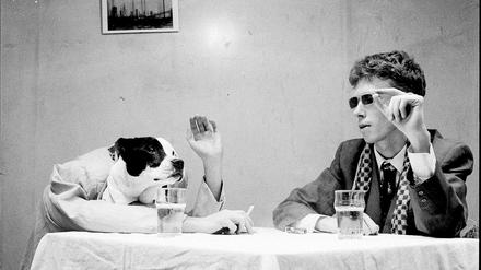 Cooler Junge. Der 23-jährige King Krule, mit Hund.