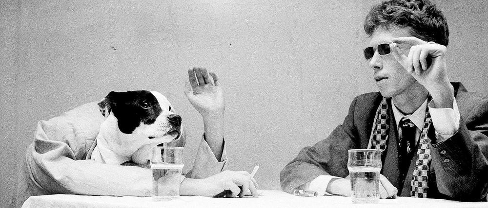 Cooler Junge. Der 23-jährige King Krule, mit Hund.