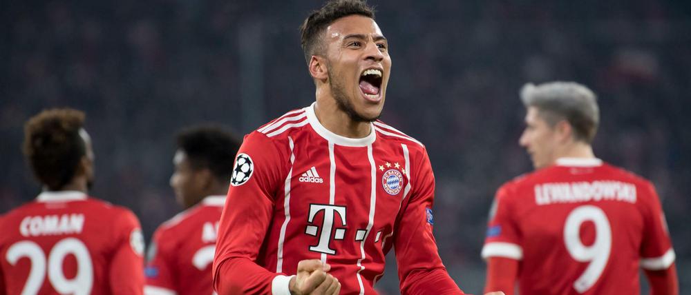Corentin Tolisso (M) von München jubelt über sein Tor zum 3:1. 