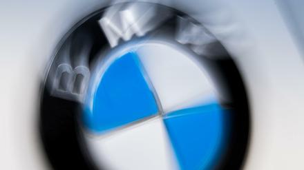 Das Logo vor der Die BMW-Zentrale Anfang Dezember in München. 