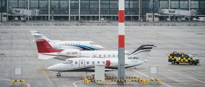 Der Flughafen BER soll nach letzten Schätzungen rund 6,6 Milliarden Euro kosten. Ob die vorhandenen Kredite und Eigenmittel reichen soll bid zum Frühjahr 2018 feststehen.