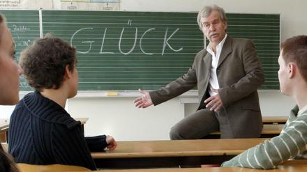 Der Heidelberger Schulleiter Ernst Fritz-Schubert (Mitte) hat das Fach "Glück" als Erster auf den Stundenplan gesetzt. 