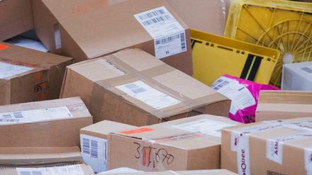 Pakete in einer Zustellbasis der Deutschen Post DHL in Düsseldorf. 