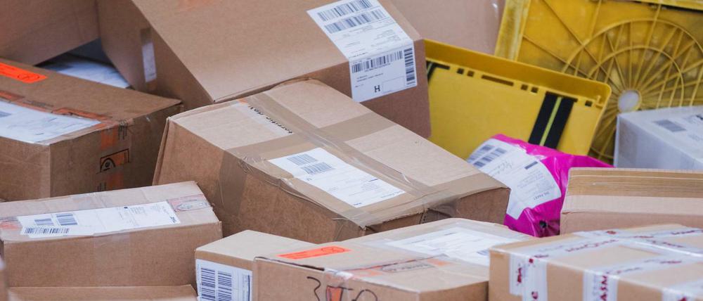 Pakete in einer Zustellbasis der Deutschen Post DHL in Düsseldorf.