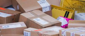 Pakete in einer Zustellbasis der Deutschen Post DHL in Düsseldorf. 