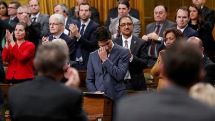 Kanadas Premierminister Justin Trudeau weint bei seiner Rede zur Entschuldigung bei  Lesben, Schwulen und Transgender.