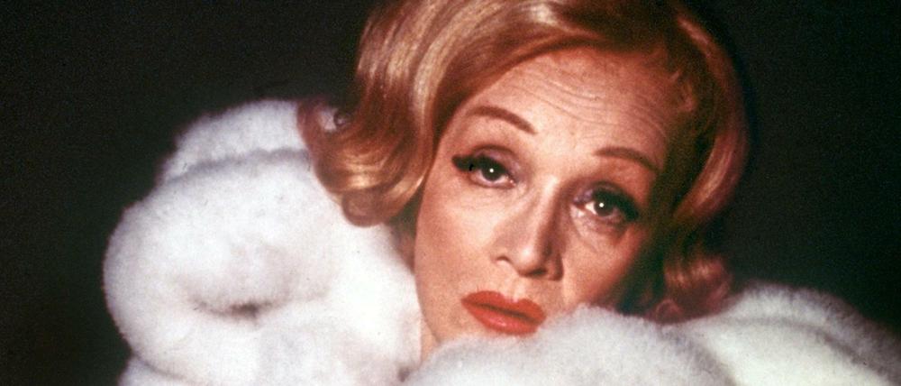 Ganz in Weiß. Berlins Weltstar Marlene Dietrich, aufgenommen im Jahr 1972.