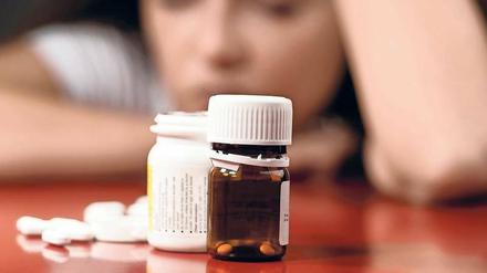 Depressive Phase. Seit Jahren scheitern die Bemühungen von Arzneimittelherstellern, neue Medikamente gegen Psychosen, Depressionen oder andere seelische Leiden zu entwickeln. Neue Ideen, etwa Antibiotika und Biomarker, sollen das ändern. 