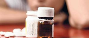 Depressive Phase. Seit Jahren scheitern die Bemühungen von Arzneimittelherstellern, neue Medikamente gegen Psychosen, Depressionen oder andere seelische Leiden zu entwickeln. Neue Ideen, etwa Antibiotika und Biomarker, sollen das ändern.