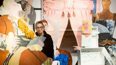 Die Künstlerin Lubaina Himidin steht in einem ihrer Kunstwerke («A Fashionable Marriage»), nachdem bekannt gegeben wurde, dass Himid den Turner Prize 2017 gewonnen hat. 
