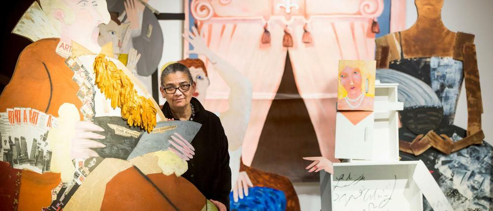 Die Künstlerin Lubaina Himidin steht in einem ihrer Kunstwerke («A Fashionable Marriage»), nachdem bekannt gegeben wurde, dass Himid den Turner Prize 2017 gewonnen hat. 