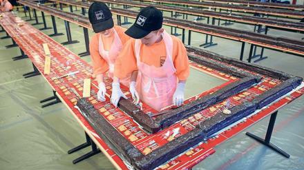 Schüler der Philipp-Reis-Schule setzen den Riesenkuchen zusammen.