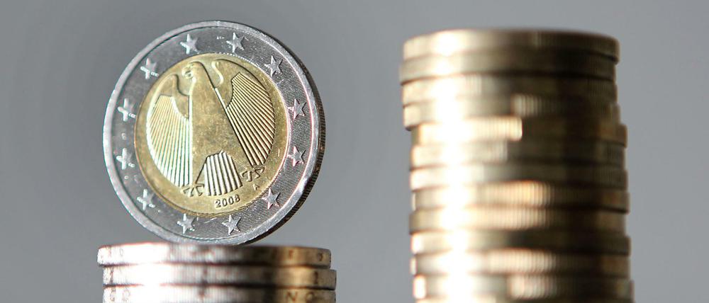 Zwei Stapel Euro-Münzen.