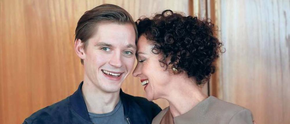 Ein Herz und eine Seele? Jonas Nay und Maria Schrader spielen auch in „Deutschland 86“ Neffe und Tante in der Hauptverwaltung Aufklärung der Stasi.